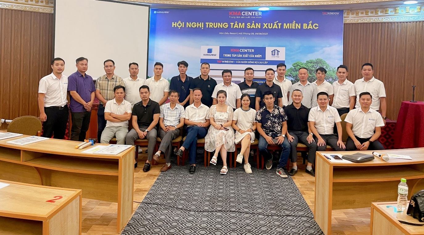 Ảnh tập thể chụp các trung tâm sản xuất tại hội nghị.