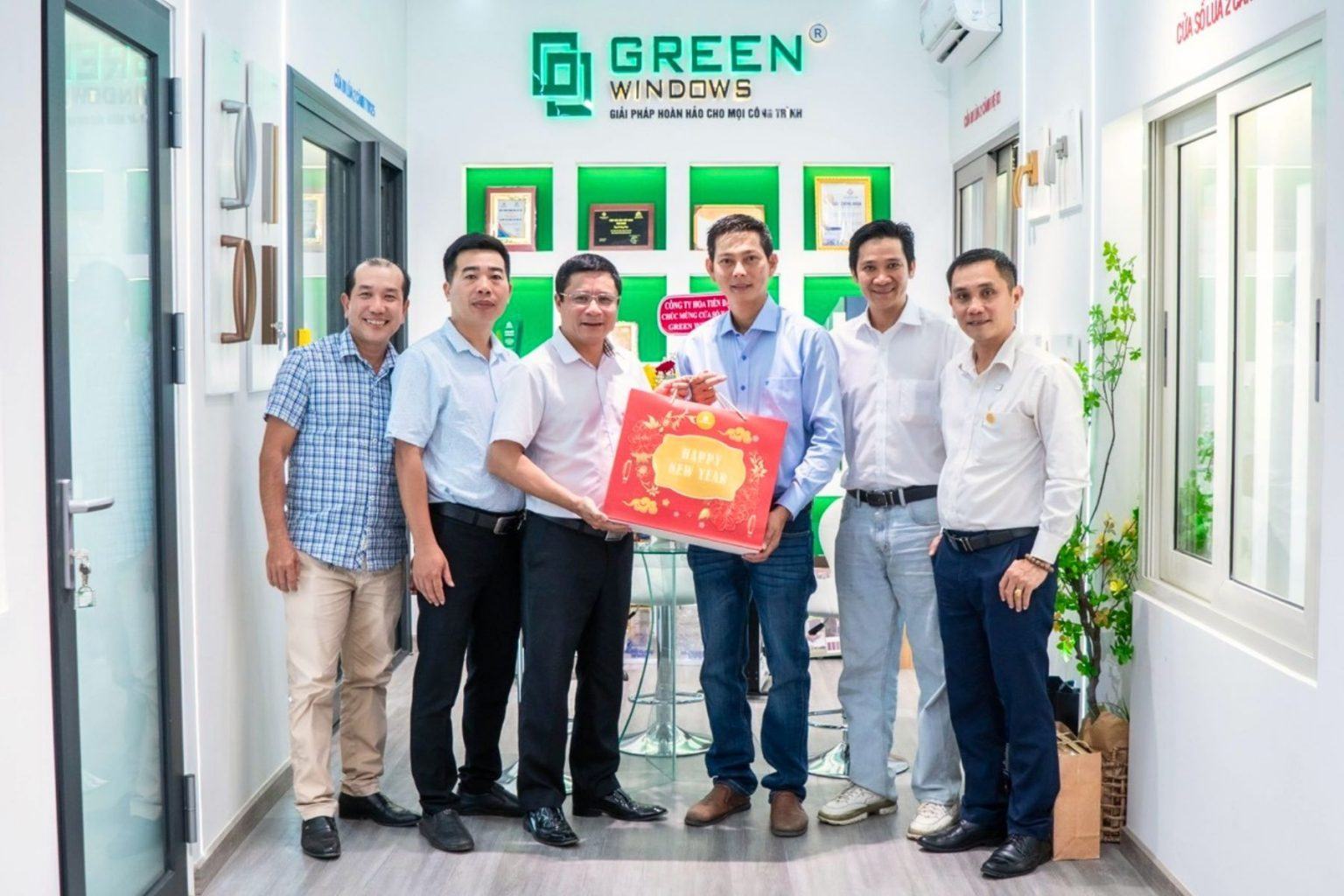 Nhôm Khang Minh Tặng Quà Tết Và Trao Chứng Nhận TTSX Cửa Nhôm Tại Tiệc Tất Niên TTSX Cần Thơ