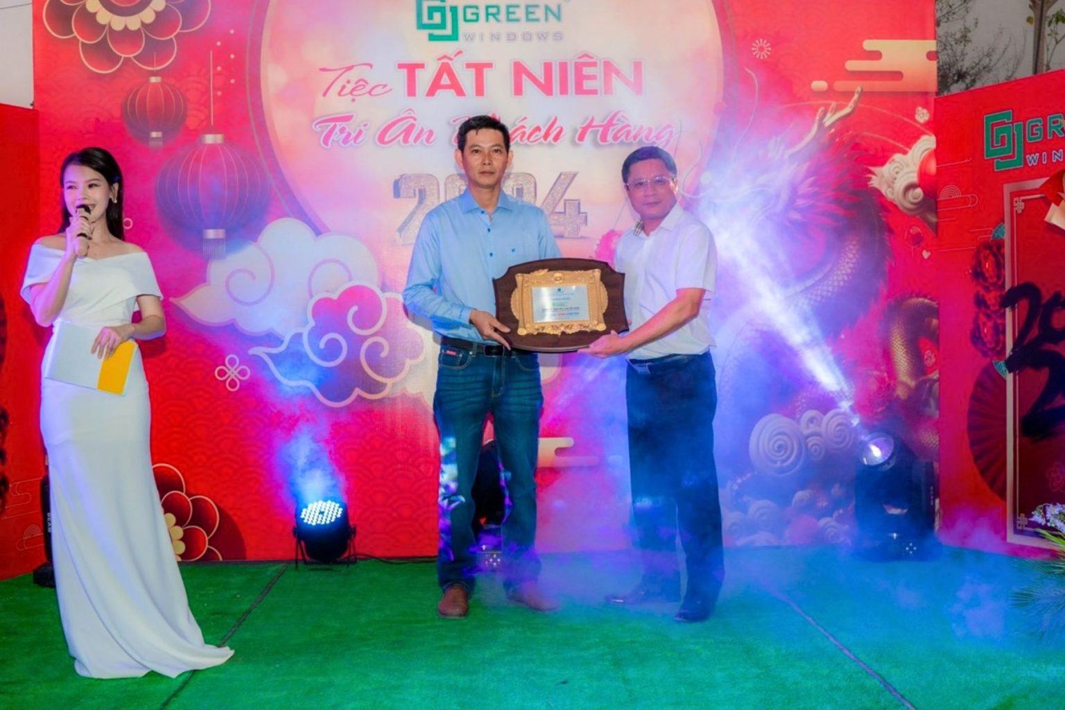 Nhôm Khang Minh Tặng Quà Tết Và Trao Chứng Nhận TTSX Cửa Nhôm Tại Tiệc Tất Niên TTSX Cần Thơ