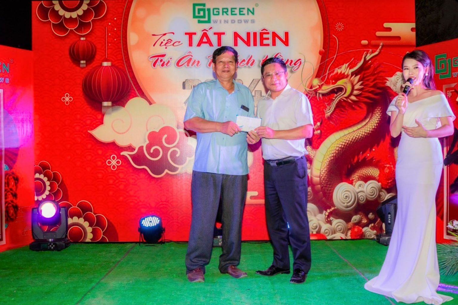 Nhôm Khang Minh Tặng Quà Tết Và Trao Chứng Nhận TTSX Cửa Nhôm Tại Tiệc Tất Niên TTSX Cần Thơ