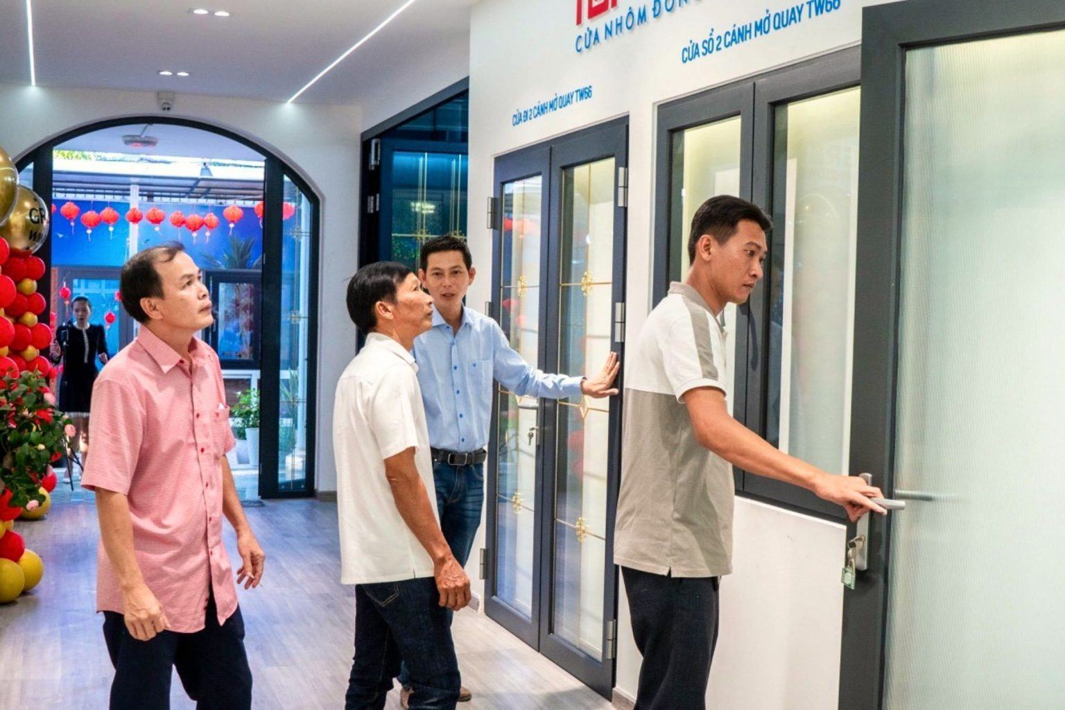 Nhôm Khang Minh Tặng Quà Tết Và Trao Chứng Nhận TTSX Cửa Nhôm Tại Tiệc Tất Niên TTSX Cần Thơ