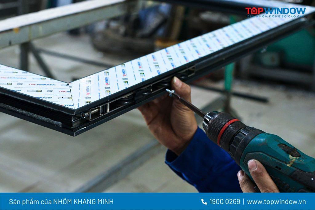 Đầu Tư Máy Móc Bài Bản Trong Sản Xuất Tại TTSX Cửa Nhôm Hồ Chí Minh 1