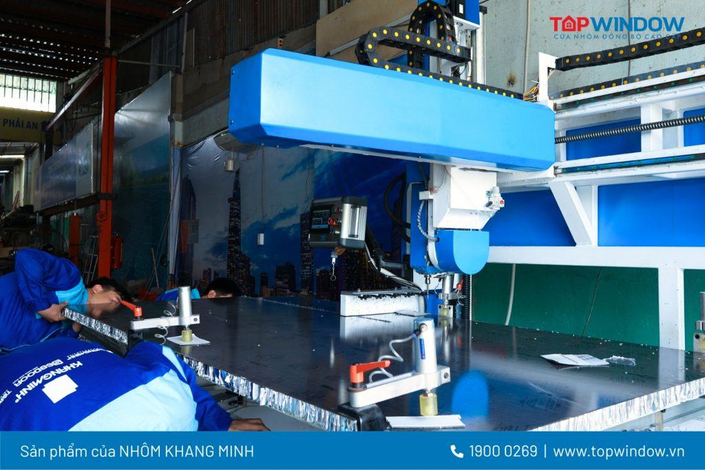 Đầu Tư Máy Móc Bài Bản Trong Sản Xuất Tại TTSX Cửa Nhôm Hồ Chí Minh 1