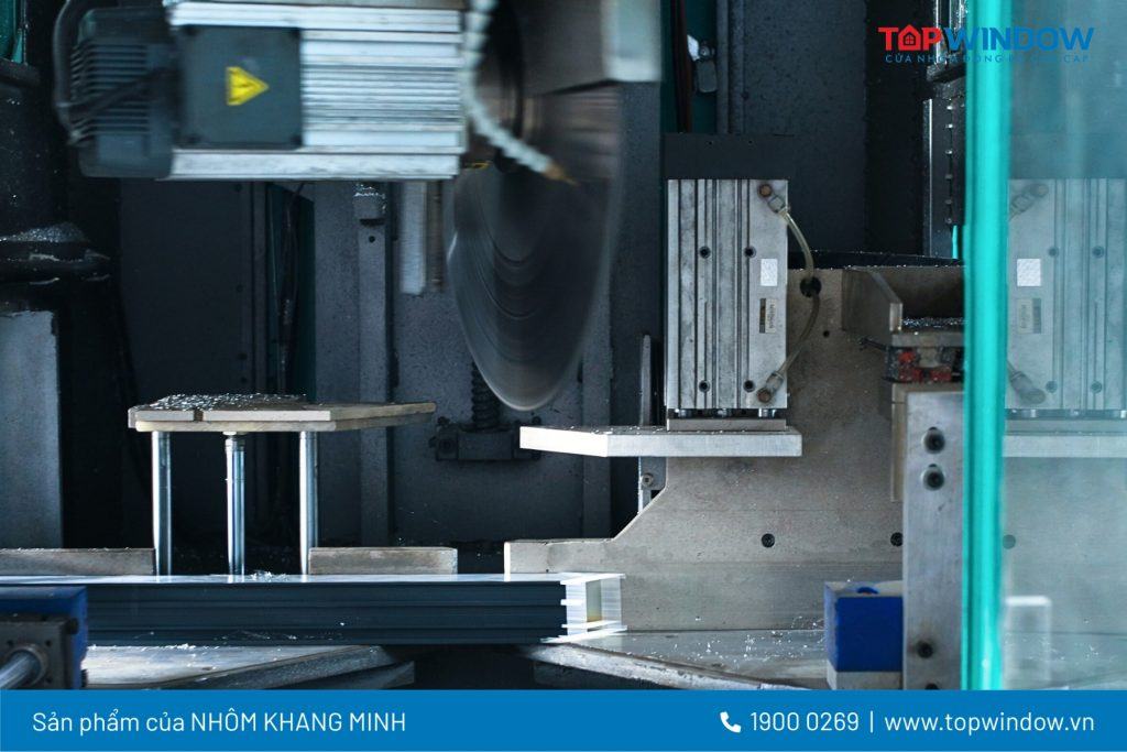 Đầu Tư Máy Móc Bài Bản Trong Sản Xuất Tại TTSX Cửa Nhôm Hồ Chí Minh 1