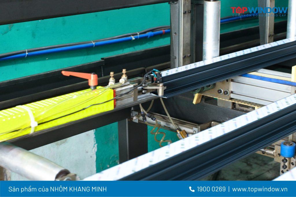 Đầu Tư Máy Móc Bài Bản Trong Sản Xuất Tại TTSX Cửa Nhôm Hồ Chí Minh 1